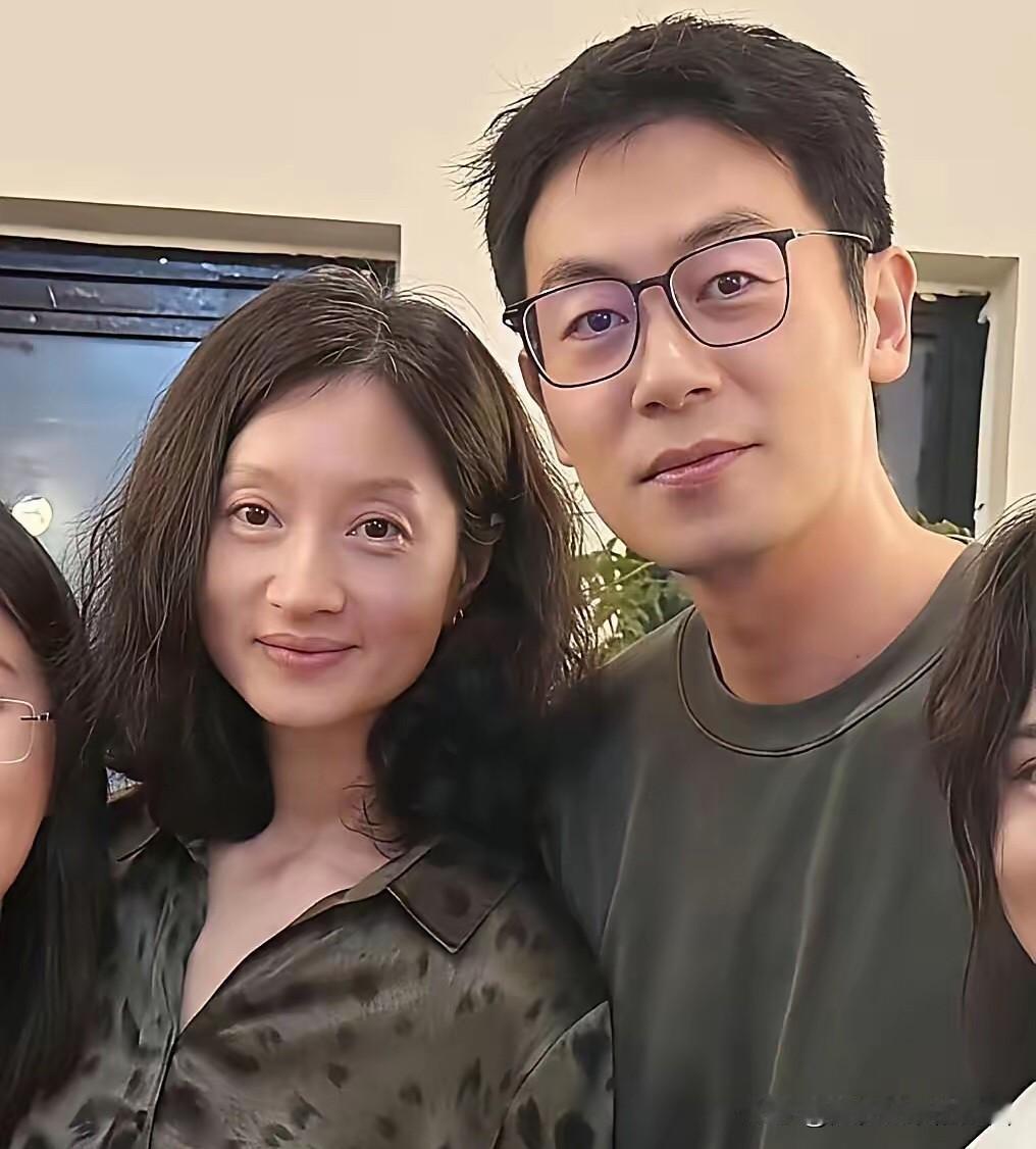 这对明星夫妻，人家都懒得用美颜，直接素颜就出镜，戴着眼镜的朱亚文颜值跟荧幕中看到