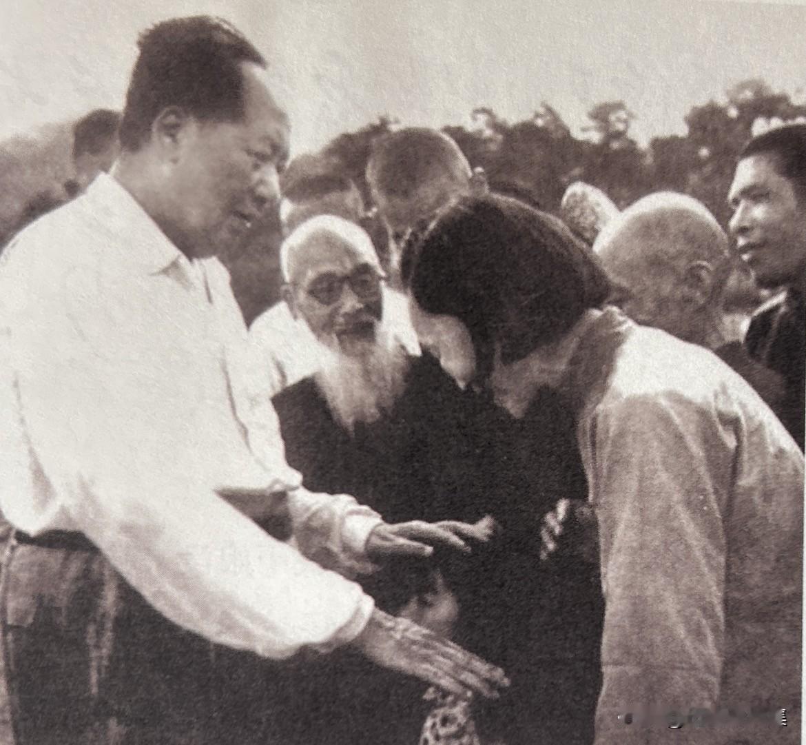 1959年6月，毛泽东在韶山看望毛福轩烈士的遗孀贺菊英。毛泽东紧紧握着贺菊英的手