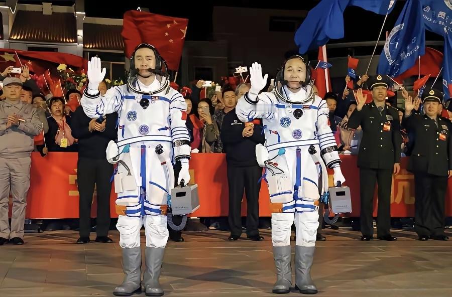 最近清华美院丁荭教授这幅航天员画作，彻底在网上吵翻了，连汤家凤教授都站出来发声批