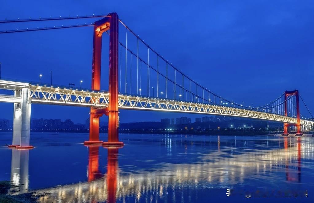 泸州城区长江江面上的跨江大桥中，茜草长江大桥可谓是网红桥了。首先是大桥分为上下两