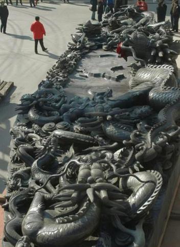 一九九一年，一位河北的村民，在一座山上劈柴，因为太累太热，便席地而坐。没想到一坐