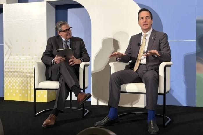 昨天，在美国汽车行业论坛上，参议员莫雷诺说:“美国不要加入中国的电动汽车游戏，应