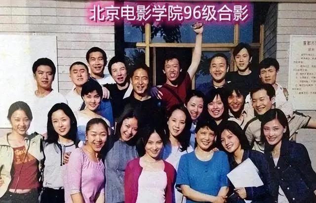 这张合照，我一眼就认出了微阖双目、笑容灿烂的黄晓明，长发垂肩、宽额尖下巴的何琳；