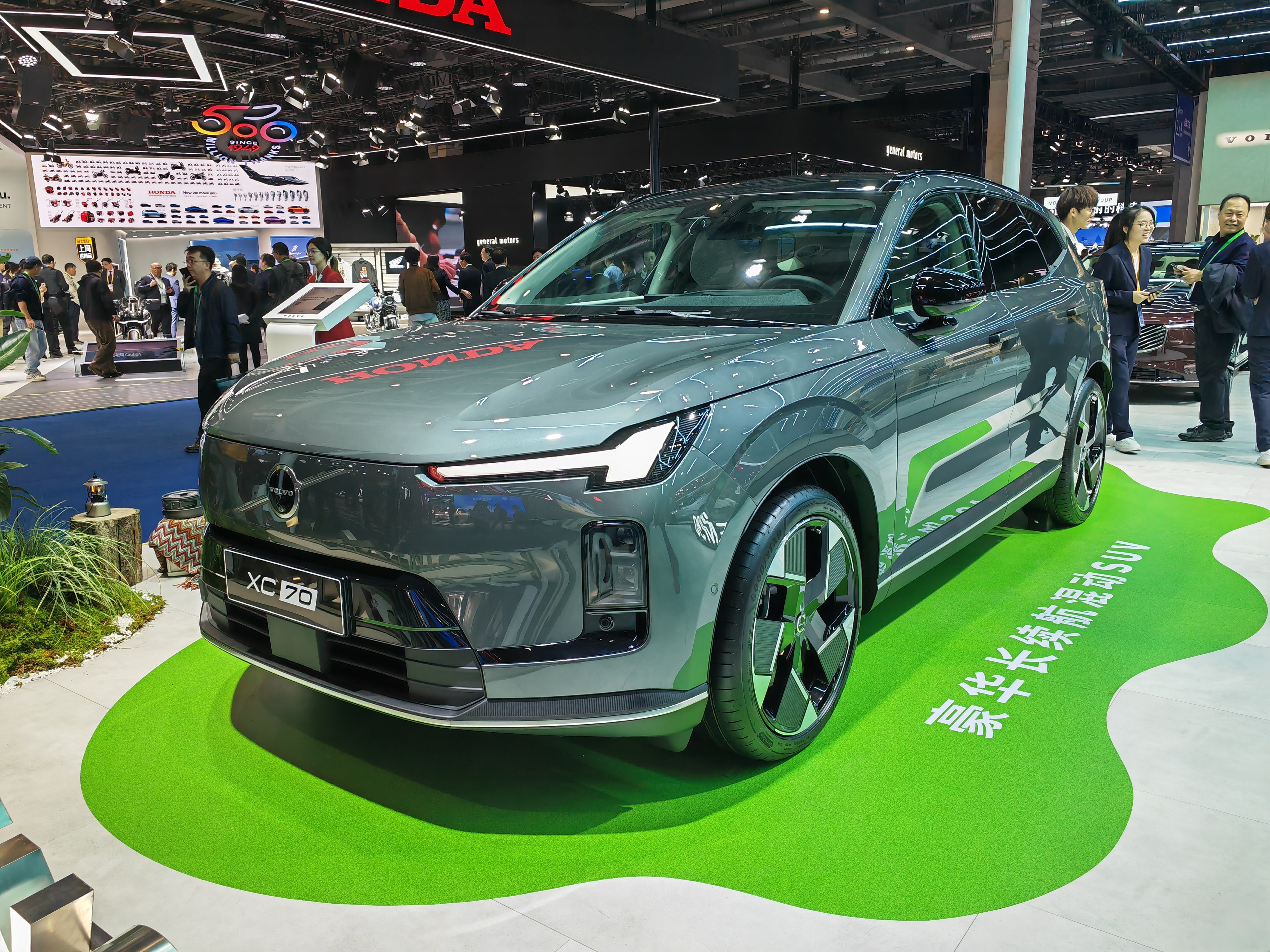 进博会看汽车沃尔沃XC70亮相进博会新车情报局今日进博会继续，来看看前方小黑在