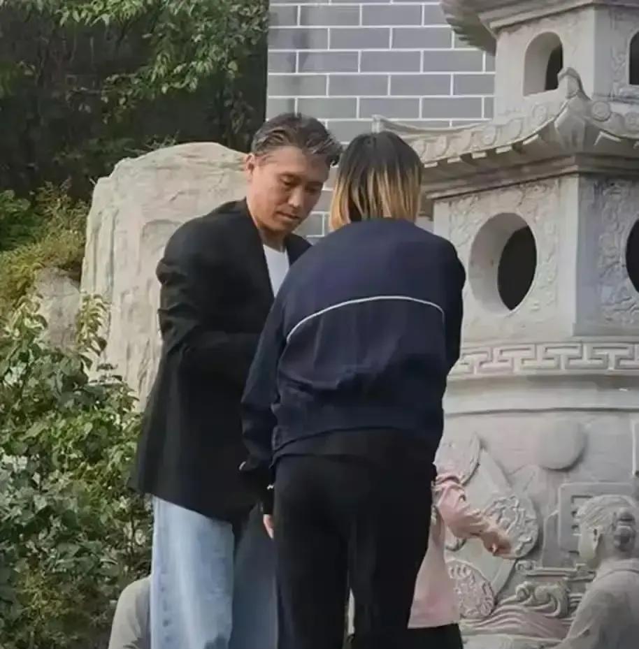 李乃文这一年光是大孤山就跑了六趟，回回祈福回回爆热搜，这回连袁姗姗都给带上了，网