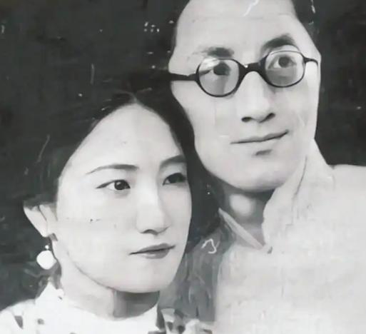 1931年，徐志摩刚从青楼回来，看到风韵犹存的妻子陆小曼，一把将她抱起来，坏笑道
