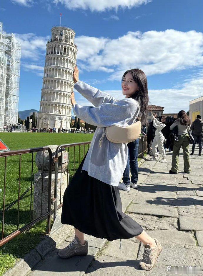 这居然是高圆圆相隔11年的同款打卡照，要不是相片画质差距真的看不出来哪个是十一年
