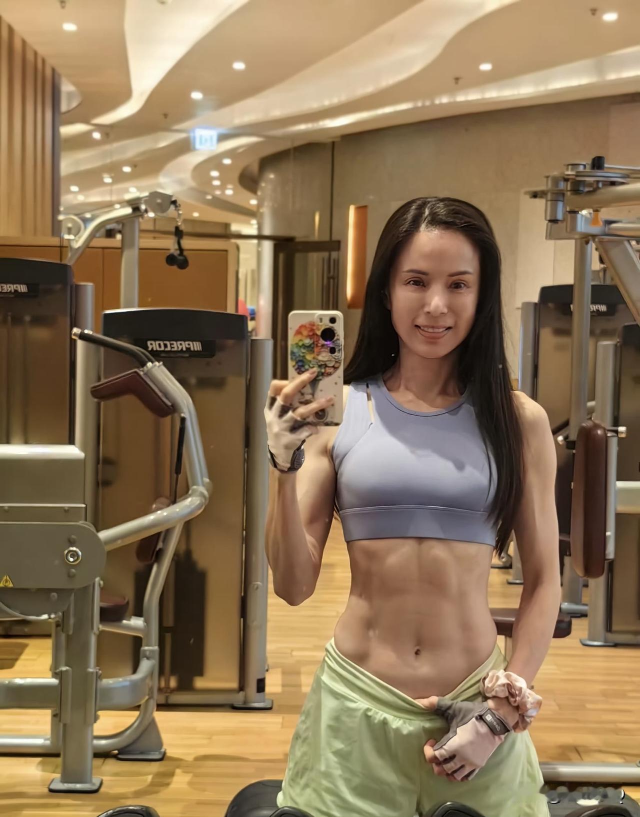 李若彤这腹肌还是巧克力肌啊，肌肉分部明显，真的好牛，这已经足以打扮99.9999