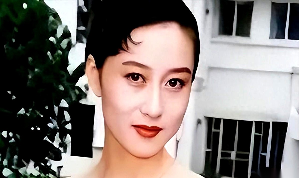 1999年，李连杰在洛杉矶风风光光娶了绝色美人利智。消息传回香港，毒舌的媒体连夜赶印头版，大剌剌甩出