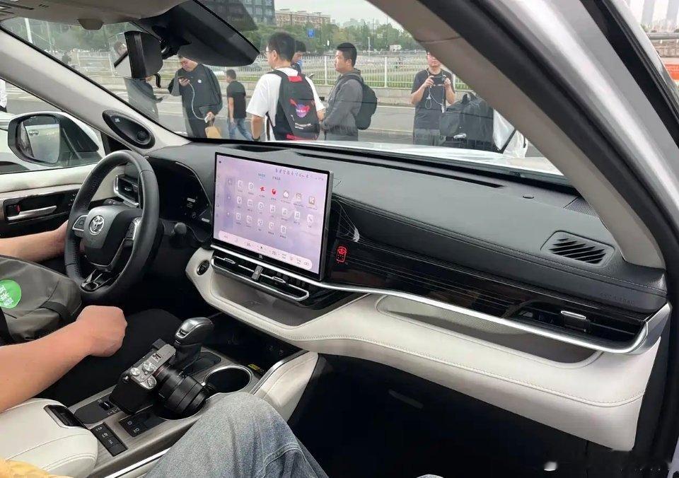 广汽丰田昨晚上新了好几款油车？有点意思先说汉兰达，售价21.98万起，2.0T