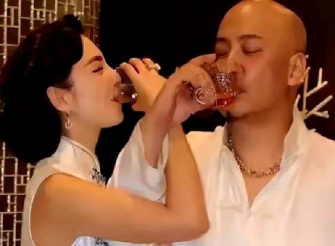 女友余男的验孕棒刚测出两条杠，导演王全安的饭局，就约上了张雨绮。借口是天冷，喝