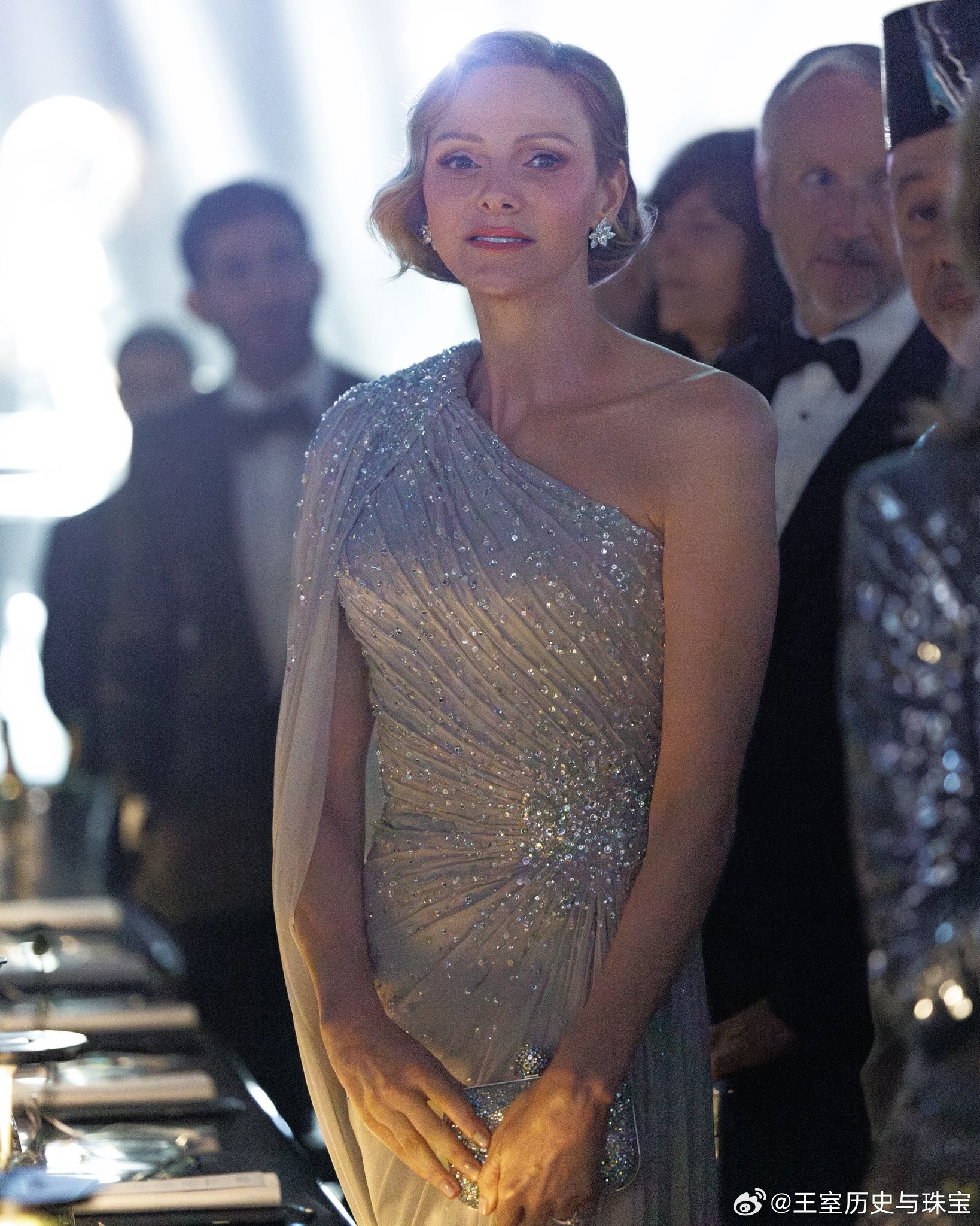 新闻补充两张摩纳哥亲王妃查伦妮于昨晚出席玫瑰舞会的图片，他家摄影师业务能力在线