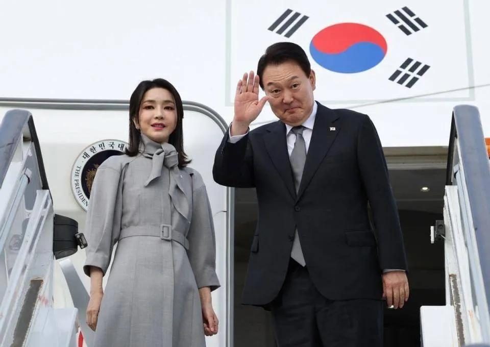 你敢信吗？韩国总统府里居然上演了这样一幕——穿好的囚服被狠狠甩在地上，一个头发凌