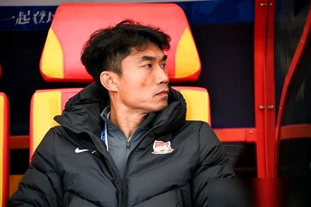 看着姆本扎，我总觉得辽宁铁人是挖到了宝。28个进球，那不仅仅是冷冰冰的数字，那