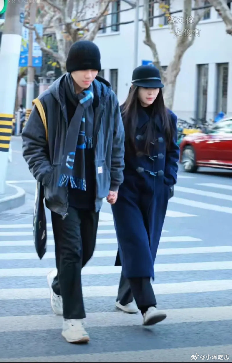潮男文俊？街拍博主拍到疑似ON与女友牵手逛街感觉非常像on，穿搭还挺有型的叔叔发