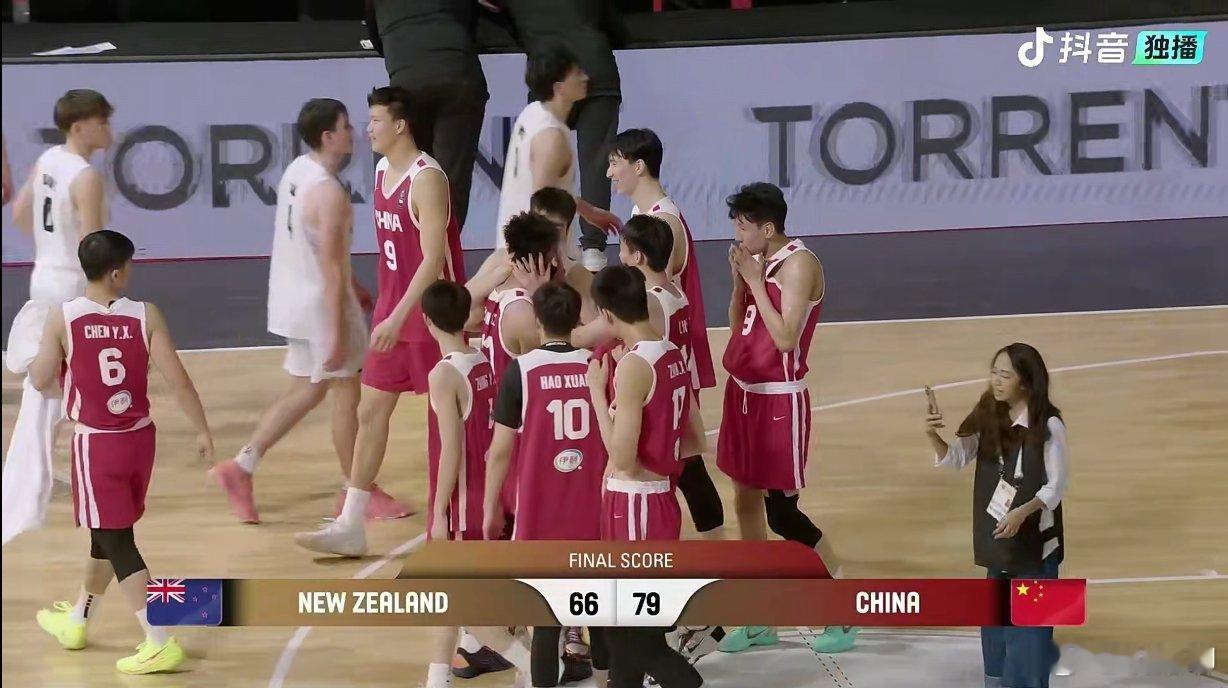 张懿赵杰猛吻张淳智[doge][doge][doge][doge]#中国男篮##u18男篮亚洲杯#​