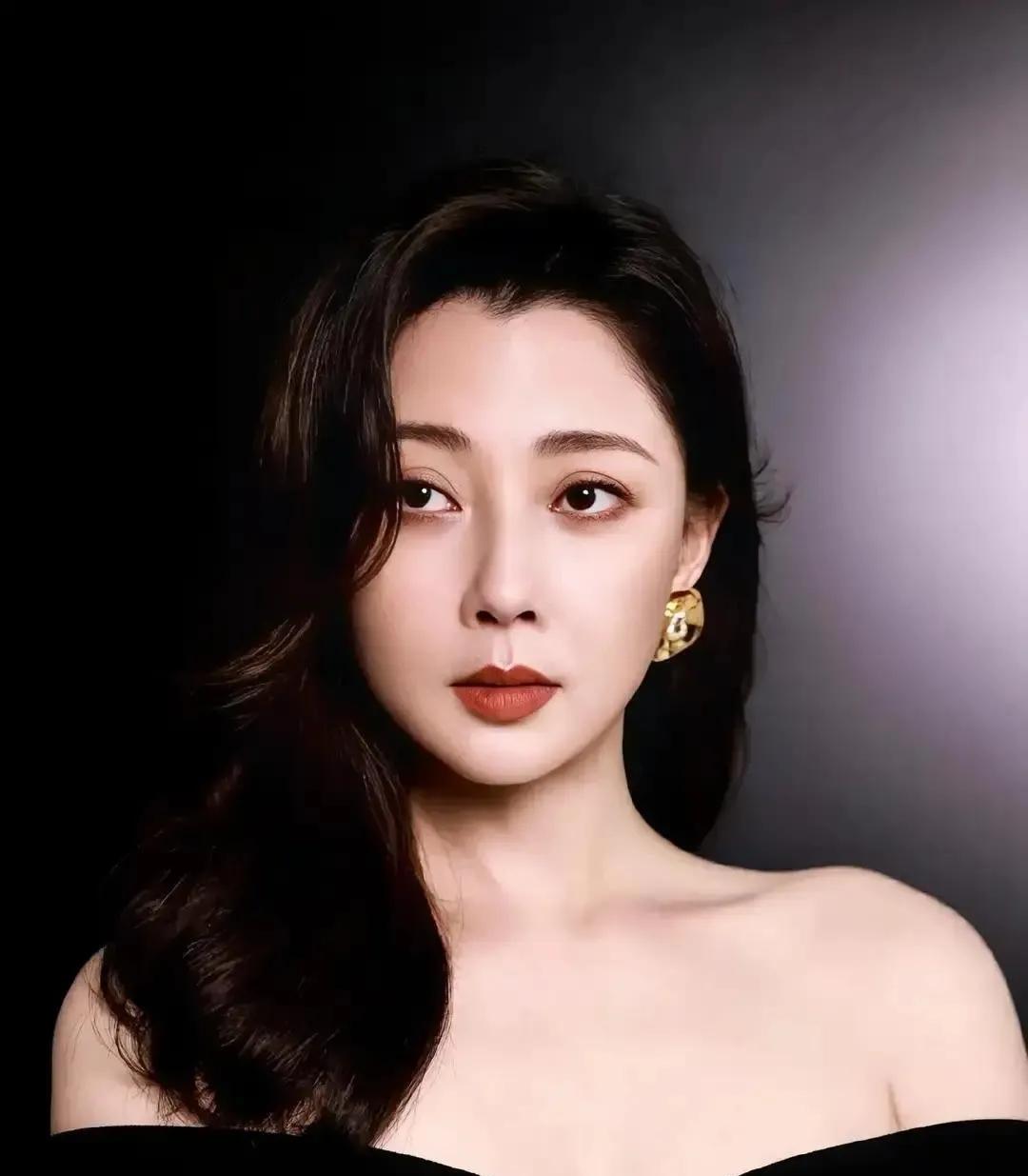 殷桃被孙东海当着一桌朋友的面摔了酒杯，骂了句“戏子”。但一年后，她打车跑回了老家