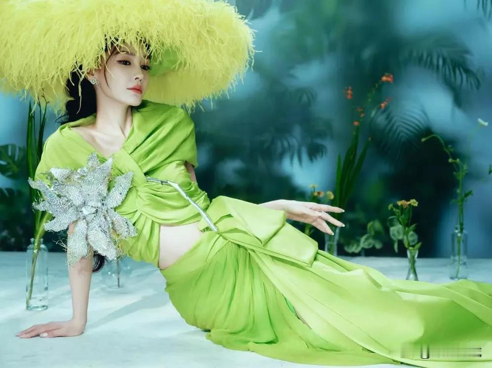 杨颖这身荧光绿，直接把海穿身上了羽毛帽压场，碎钻点缀胸前，配文那句“我是自己