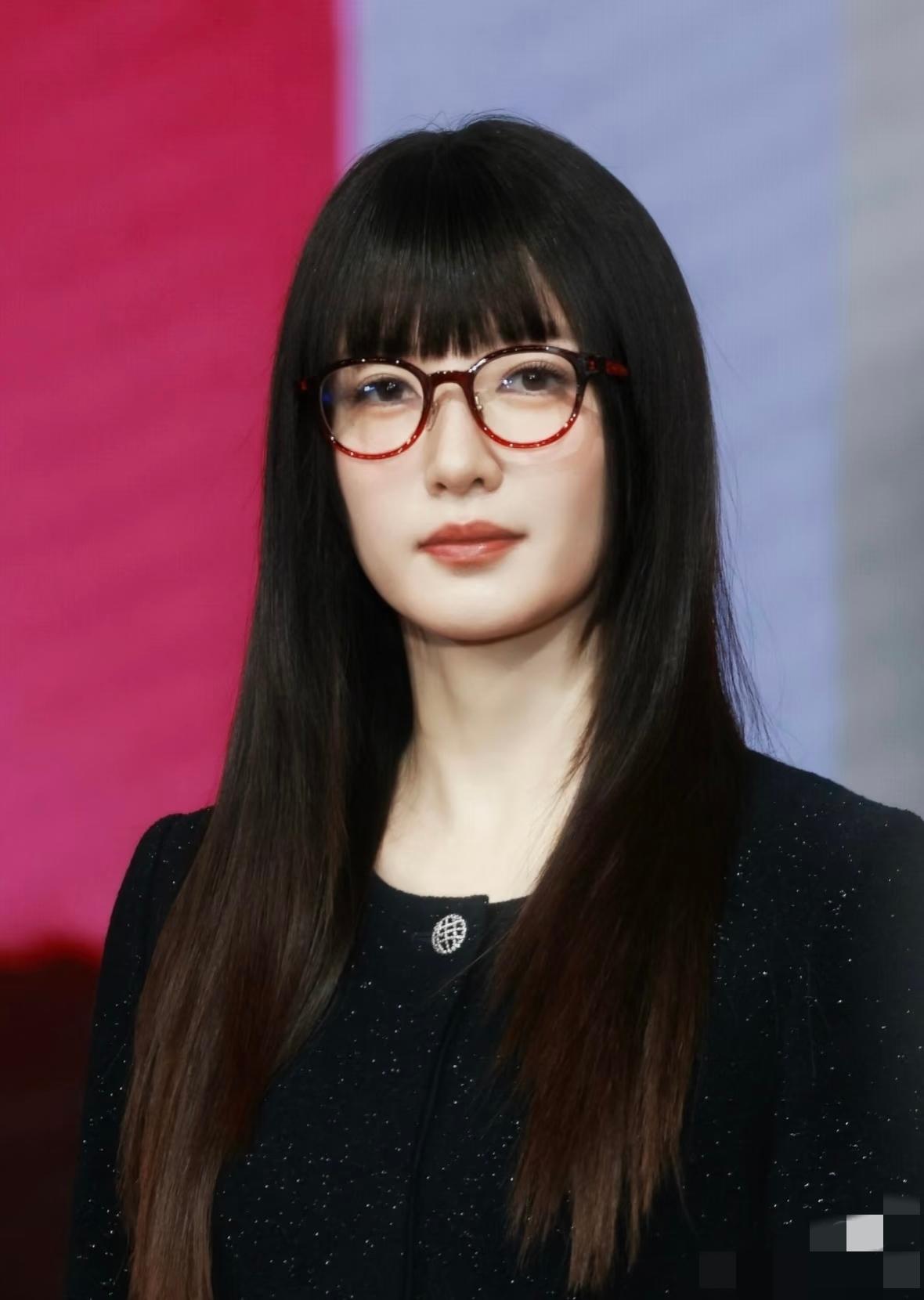 江疏影这一次，最让人惊讶的不是她的穿着，也不是她看起来疲惫的神态，而