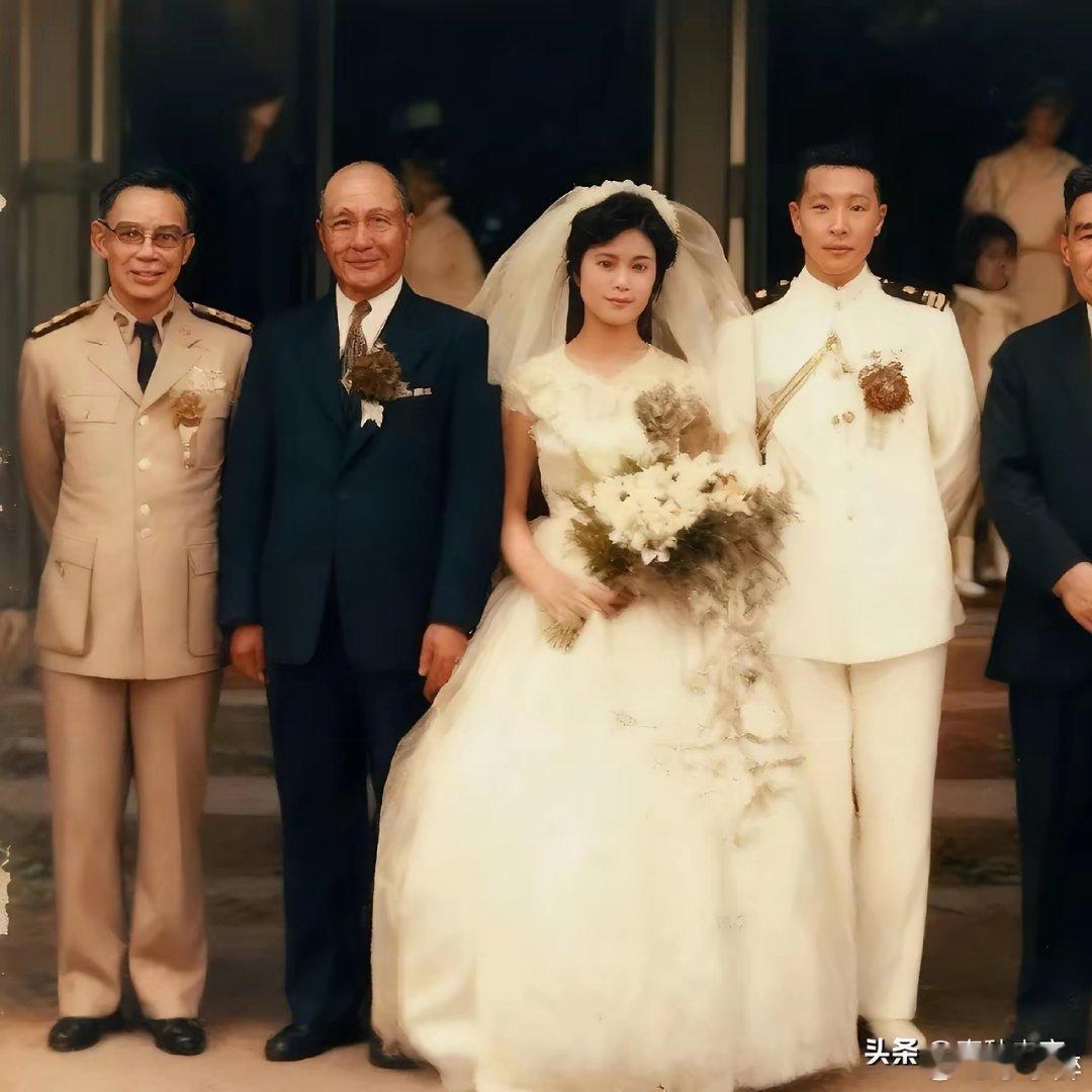 这是六十年代，歌手刘若英的父母结婚时与爷爷刘咏尧和来宾何应钦的一张合影。他们家族
