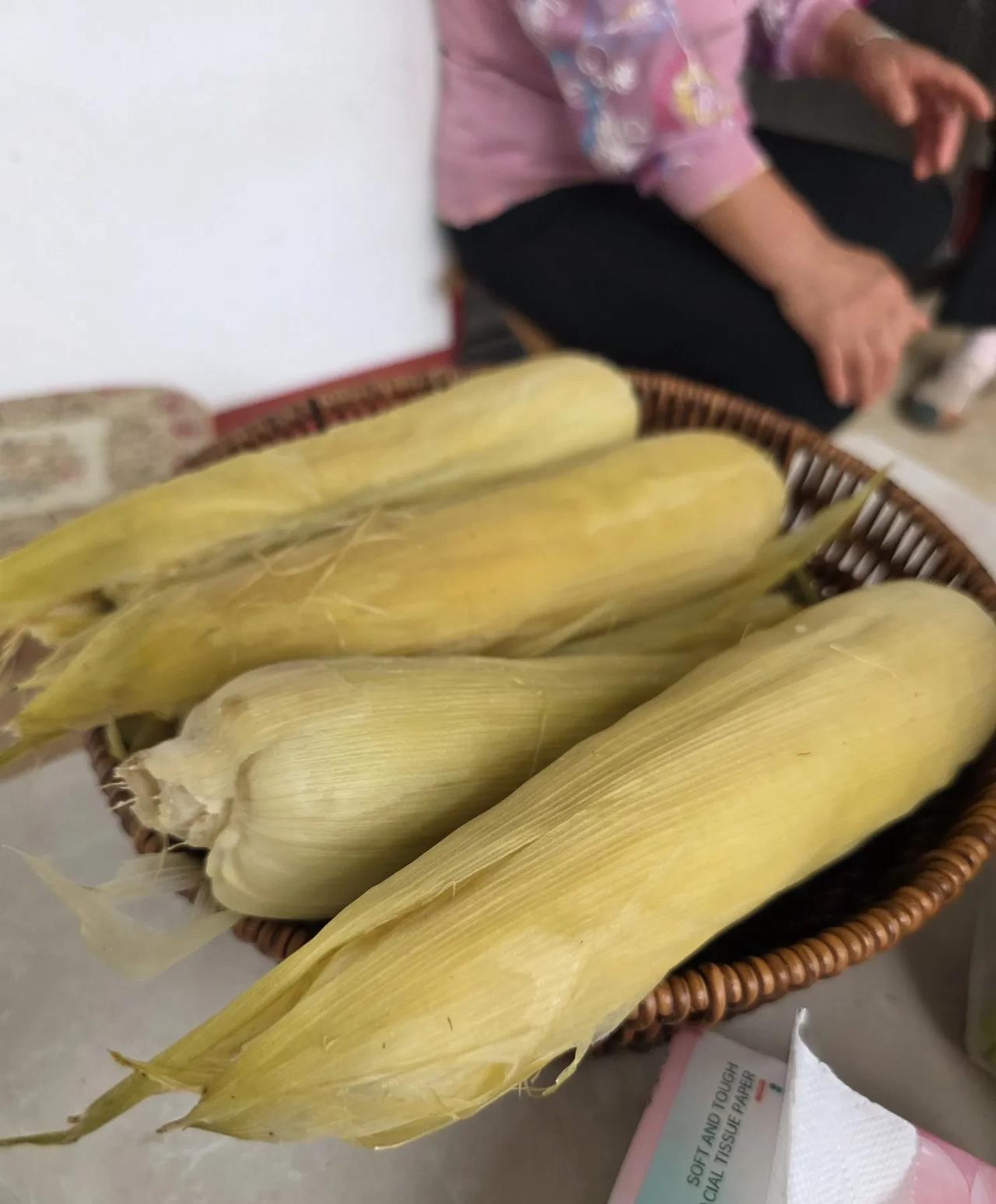 乡村叙事：晚饭新鲜玉米和豆角馅饼……下午六点，南邻婶子端来刚出锅的玉米，很嫩，
