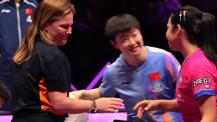 孙颖莎结束比赛开始哄小姐妹了，在哄了在哄了😁重庆冠军赛，莎莎3-0迪亚兹，