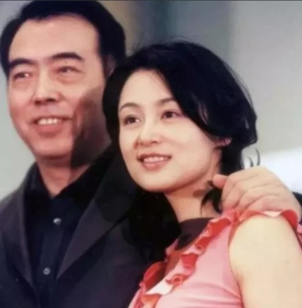 1996年，陈凯歌抛弃同居6年的倪萍，爱上了比他年轻16岁的陈红。倪萍哭着纠缠，