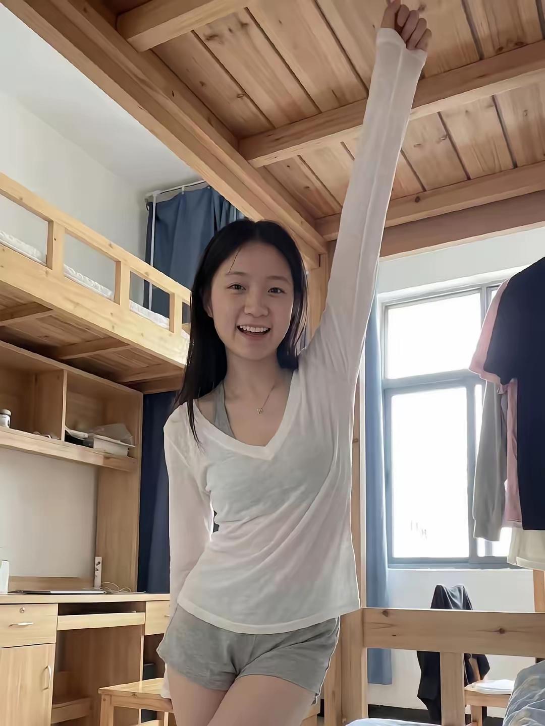 在宿舍里，伸个懒腰，准备开始新的一天！宿舍情景宿舍小憩