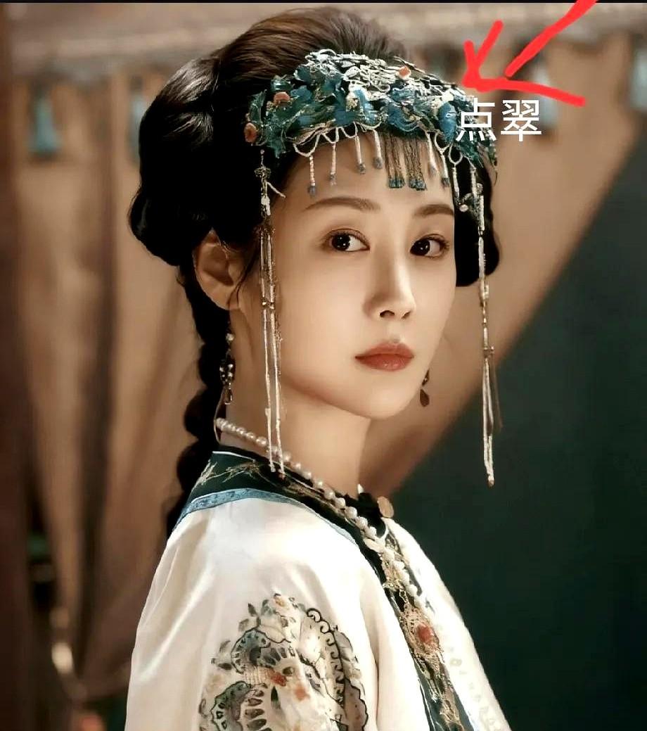 李纯这新剧造型，直接原地封神。《大生意人》里她那个点翠发型，真的绝了，全网都