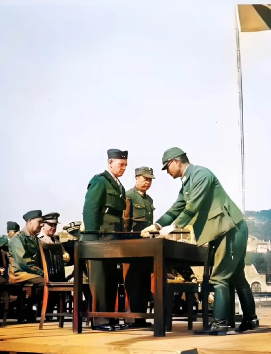 1945年秋，在青岛江泉路跑马场上，陈宝仓中将担任青岛受降主官，与美军少将谢勃尔