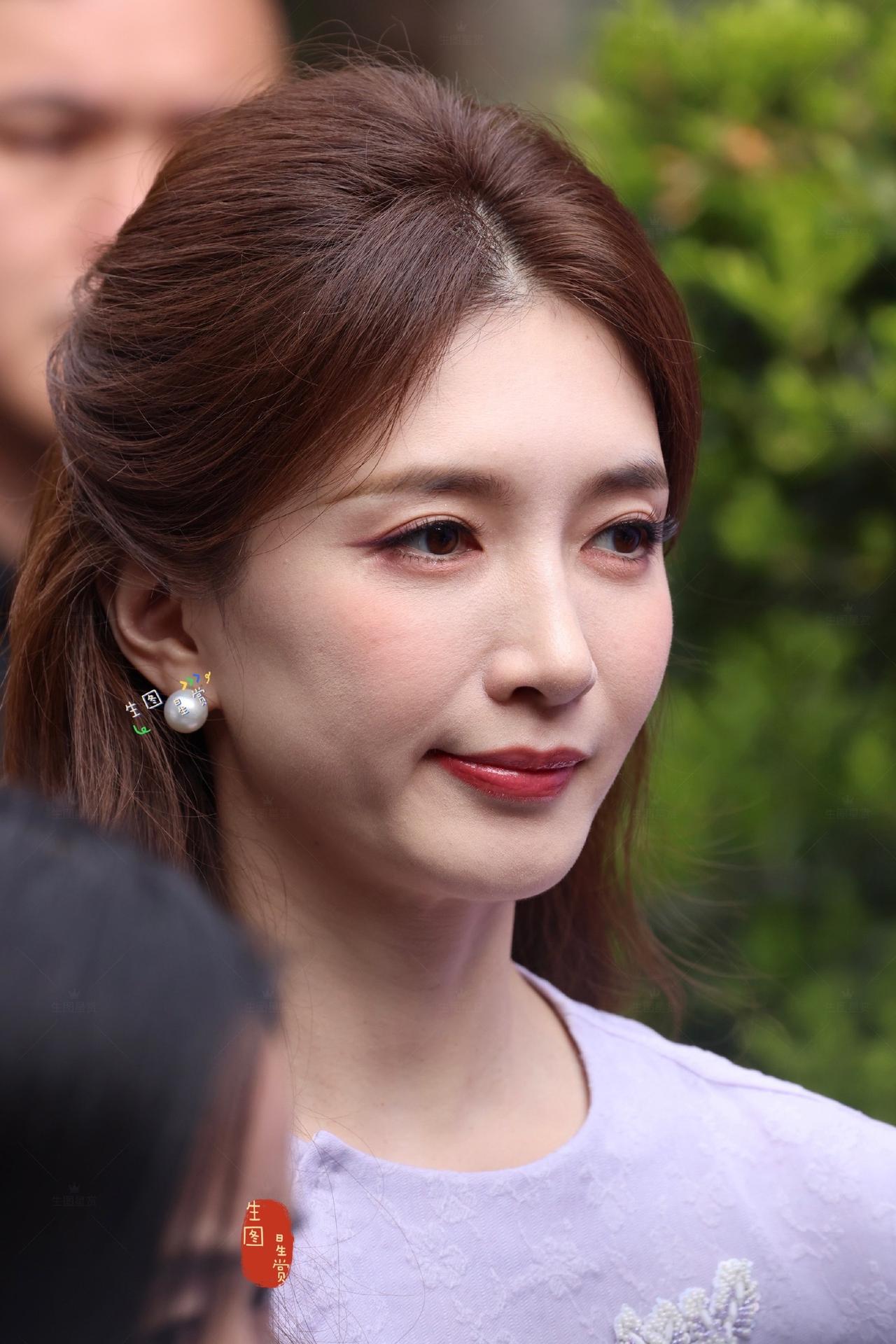 最新活动现场直击。这套造型雅韵十足，看了非常舒服