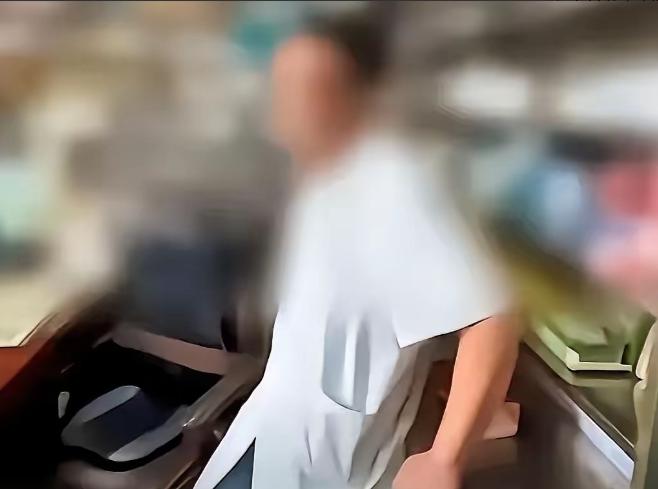 广西桂林一名工人脚底被生锈铁钉扎伤，赶到私人诊所接种破伤风针，不曾想对方暗中用氯