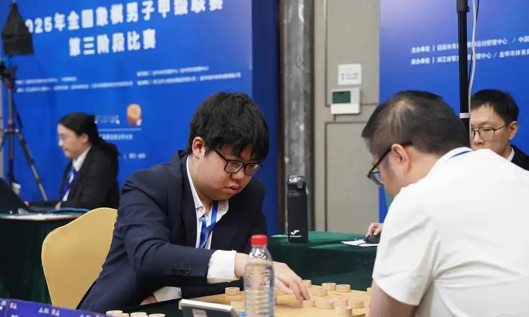你熬夜蹲的象棋巅峰对决没了——孟辰被黑马砸出局，孟繁睿爬不出超快棋陷阱，尹昇杨世