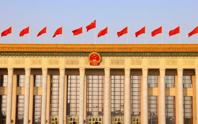 1949年，梁思成向中央提议要把人民大会堂建在五棵松，中央考虑的空档有个苏联专家