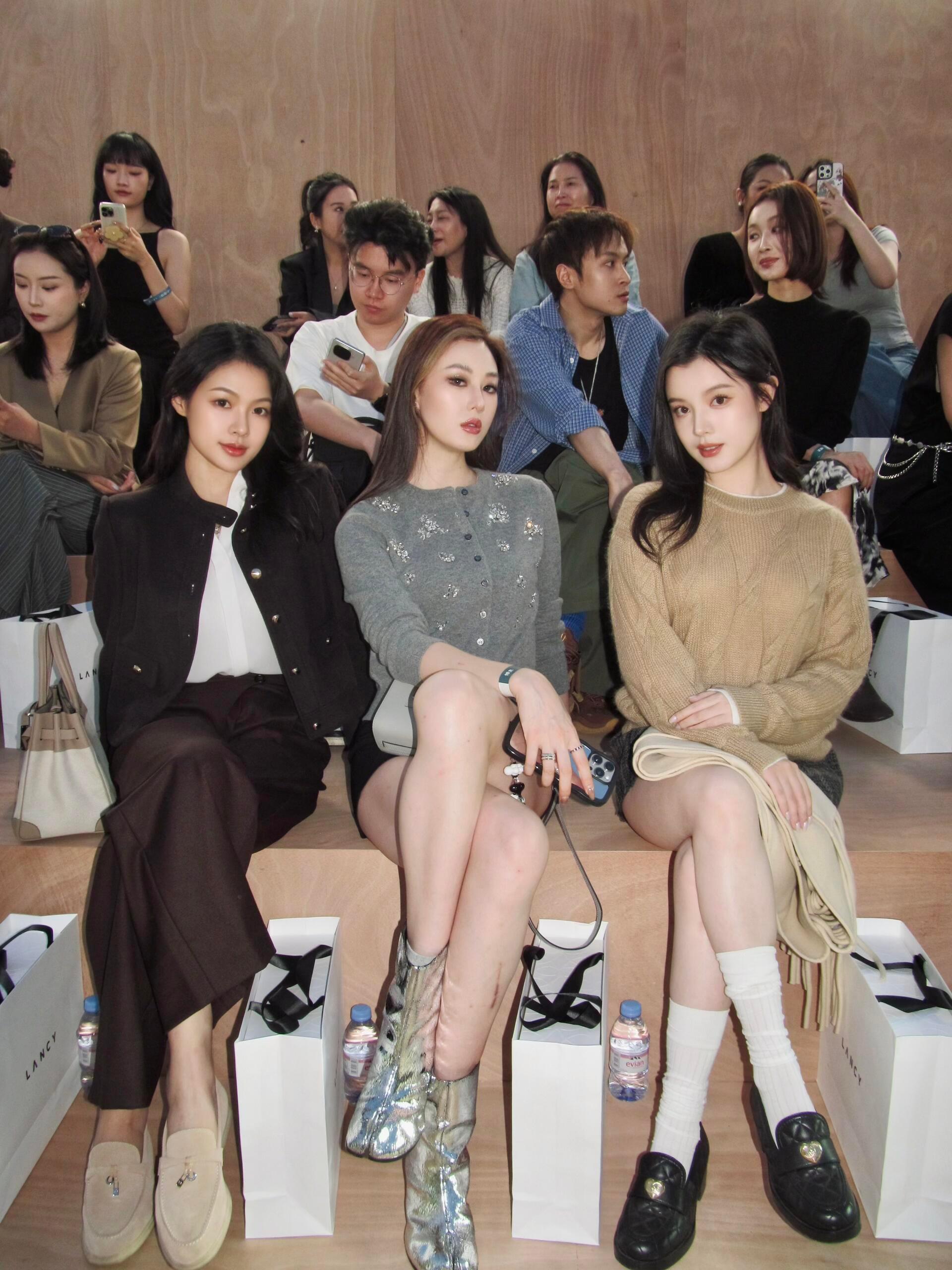 当你看秀时对面坐着宋佳、张柏芝、陆柯燃…​​​