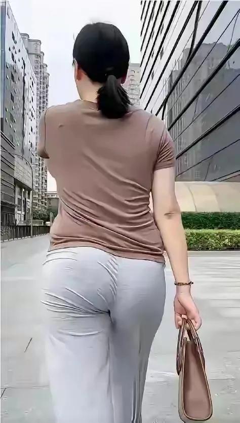 《孤独》孤独仿佛是一杯苦茶，初尝涩口，细品却有余味。它悄然渗透在生活的缝隙里