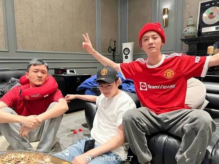 除了卫衣，司晓迪发的照片和鹿晗之前穿过的一条裤子也是同款。鹿晗关晓彤