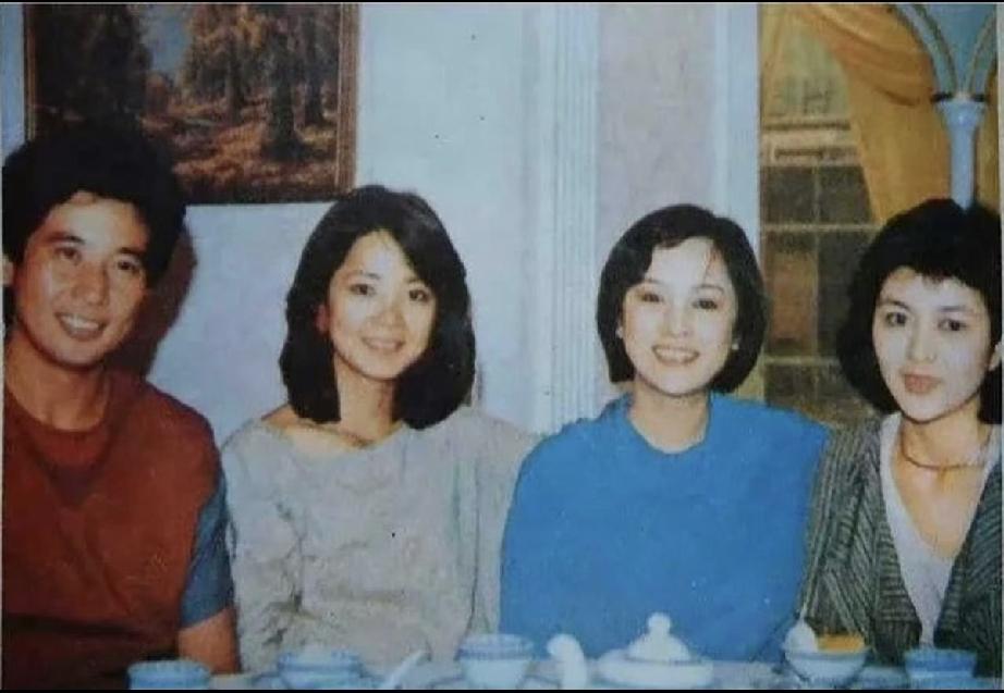 1983年，当红的四位港台大明星相聚喝下午茶的一幕。沉稳帅气的秦汉和娇媚的甄珍