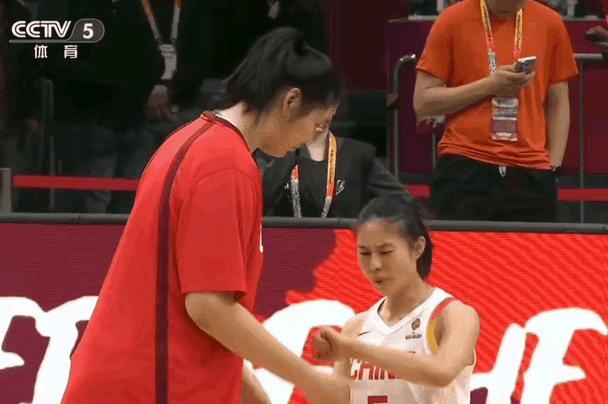 张子宇场边关心王思雨的温馨一幕感动很多人！3月14日，在2026年女篮世界杯资格