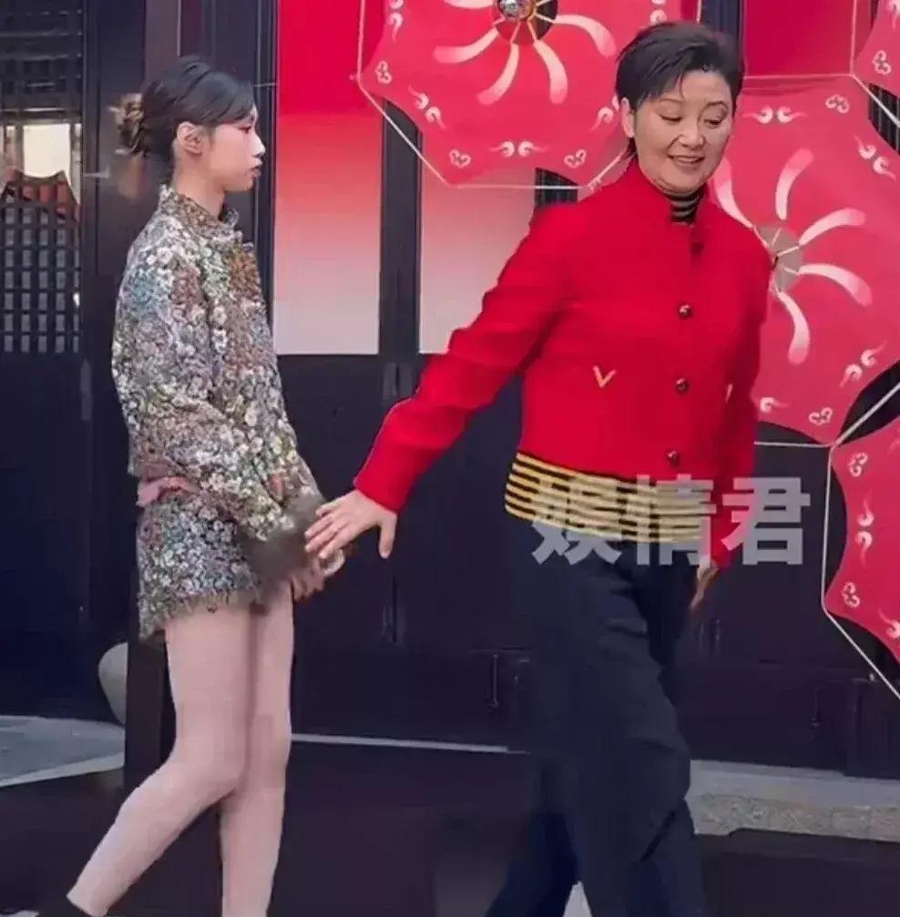 15秒动图，把冯小刚家的“体面”撕开了一道口子。徐帆伸手的瞬间，徐朵肩膀猛地一