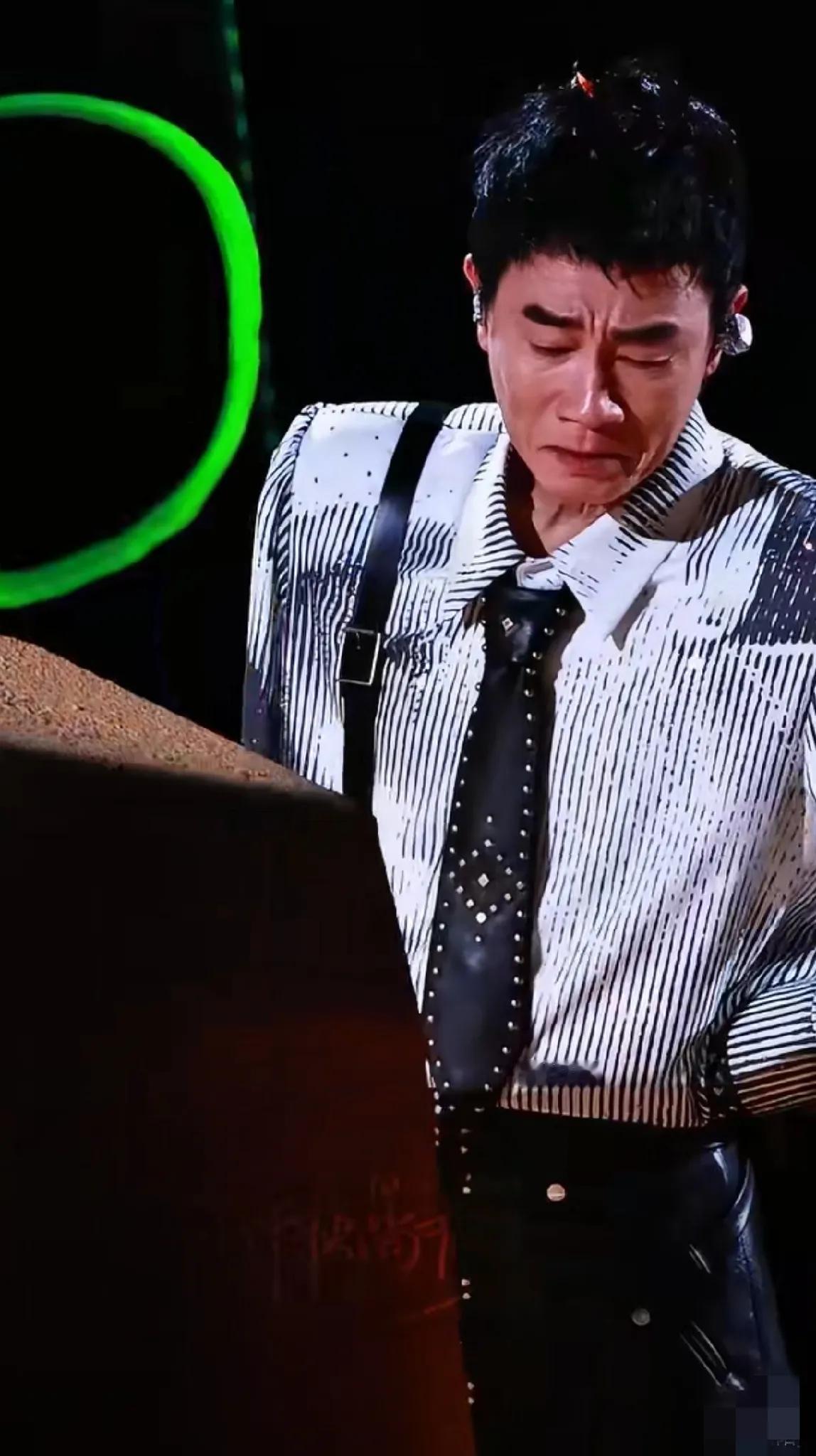 我问了行业的朋友，陈小春的演唱会事故有多严重？他沉默了一会说，这不是退票