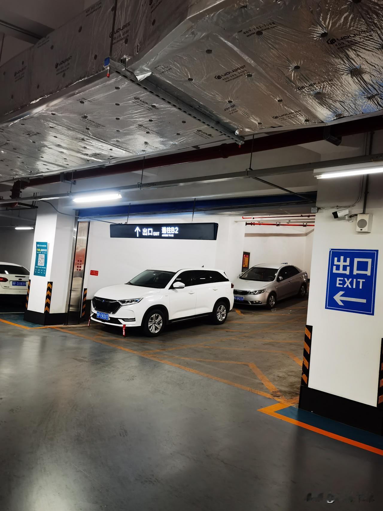 一个亚洲第一大医院光停车车库地下三层，外加地上一层一天一夜收费80元，跟抢钱有啥