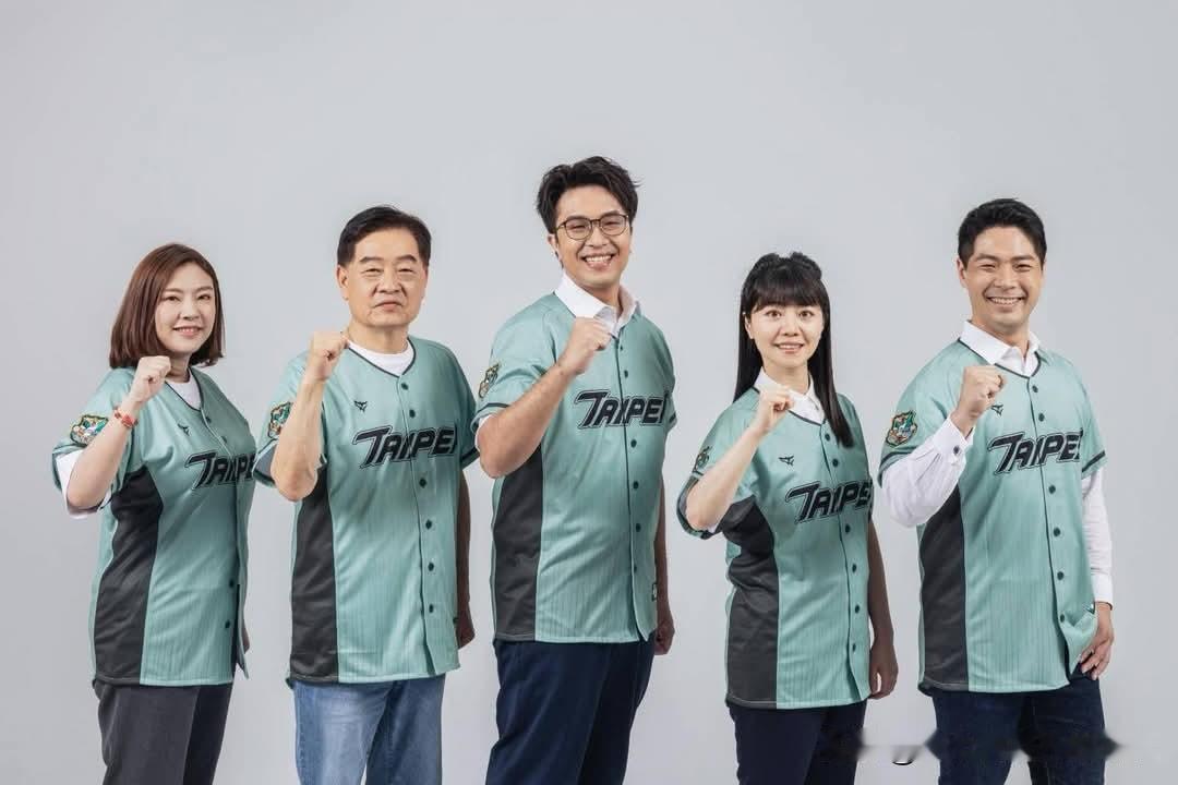 沈伯洋发议员竞选合照高嘉瑜站C位作为绿营不分区“立委”头号打手，也是岛内蓝白