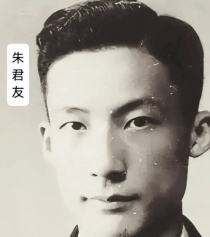 1949年，毛人凤下令处死朱君友。朱君友坦然赴死，却见枪决他的两名特务朝他频繁摇