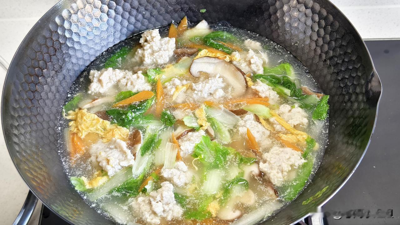 今天晚上我做的汆丸子。丸子是黑猪肉和鸡胸肉混合的馅，非常鲜。汤是香菇小白菜汤