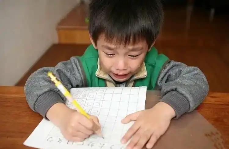 老师罚抄罚站算不算体罚？一点小事都能闹成家校矛盾？然而，事情远比表面复杂。我们