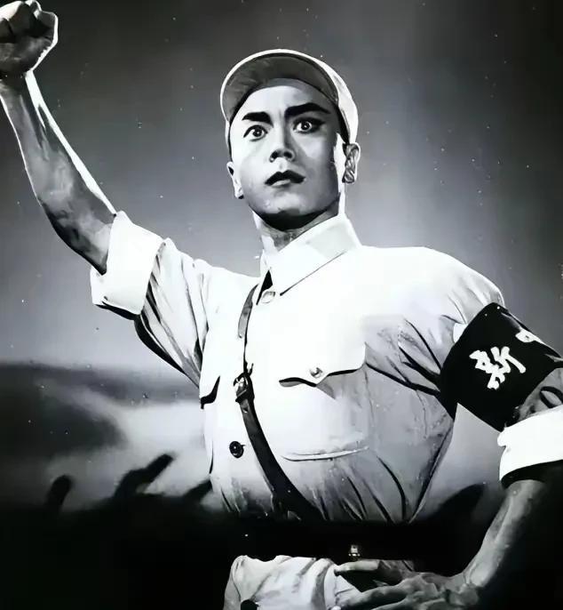 这是六十年代，现代京剧《沙家浜》中的男主角——“郭建光”。当年许多京剧演员在舞