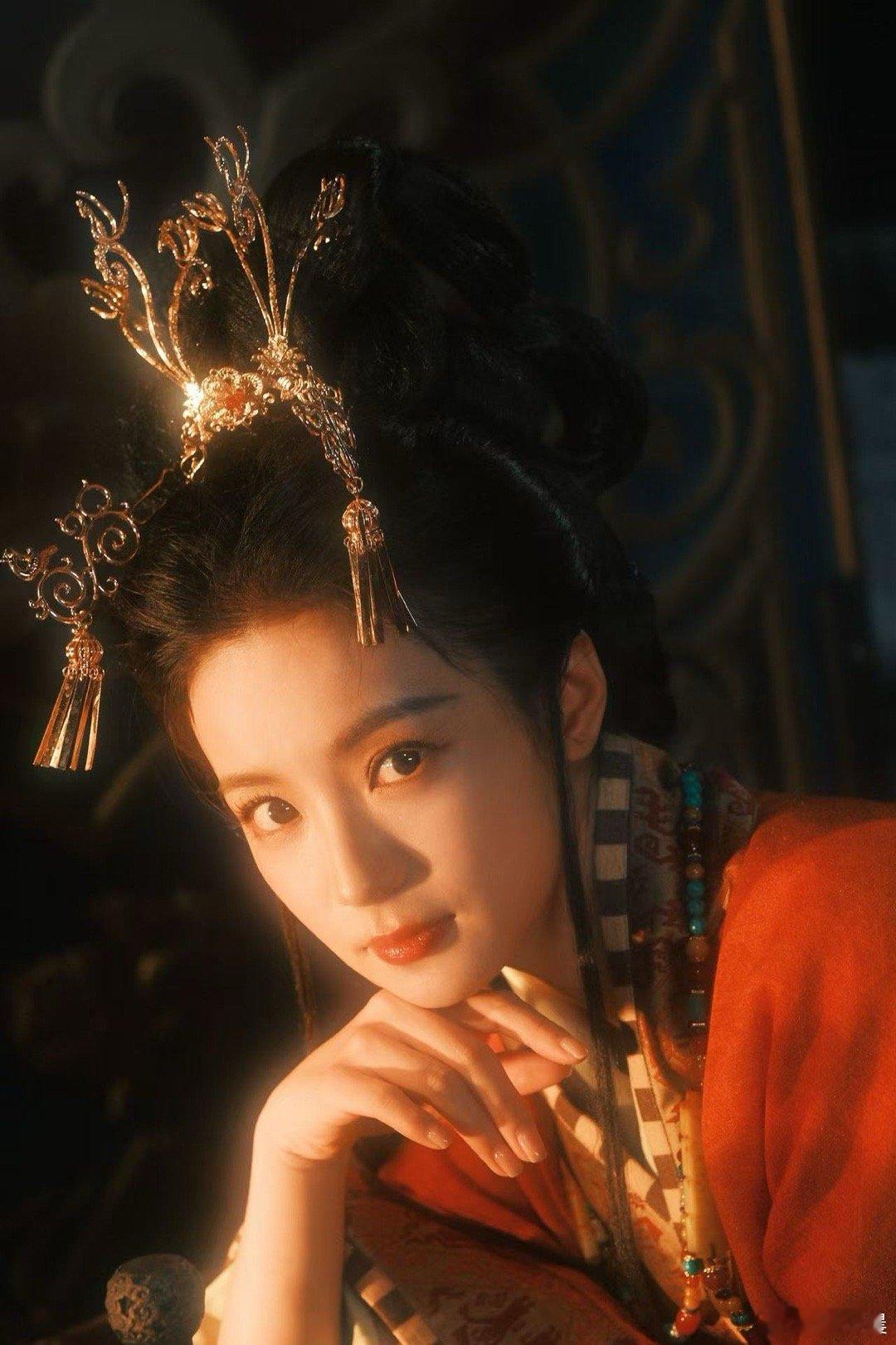 张雅钦古装美成啥了裙摆轻扬的瞬间，清冷古韵直戳心巴，眉眼间皆是风情，美到让人挪