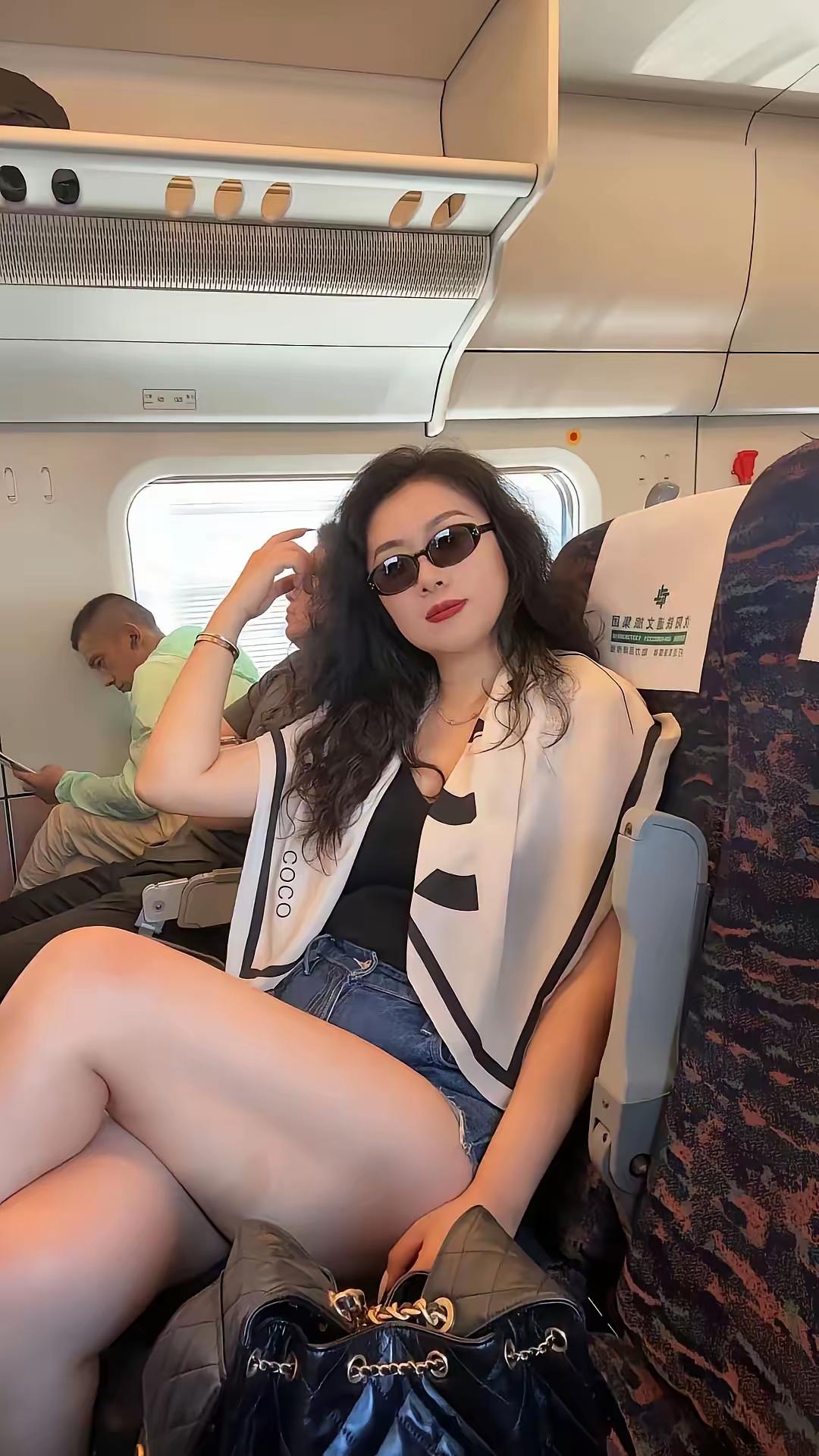 就这大长腿谁看谁不迷糊[呲牙笑]