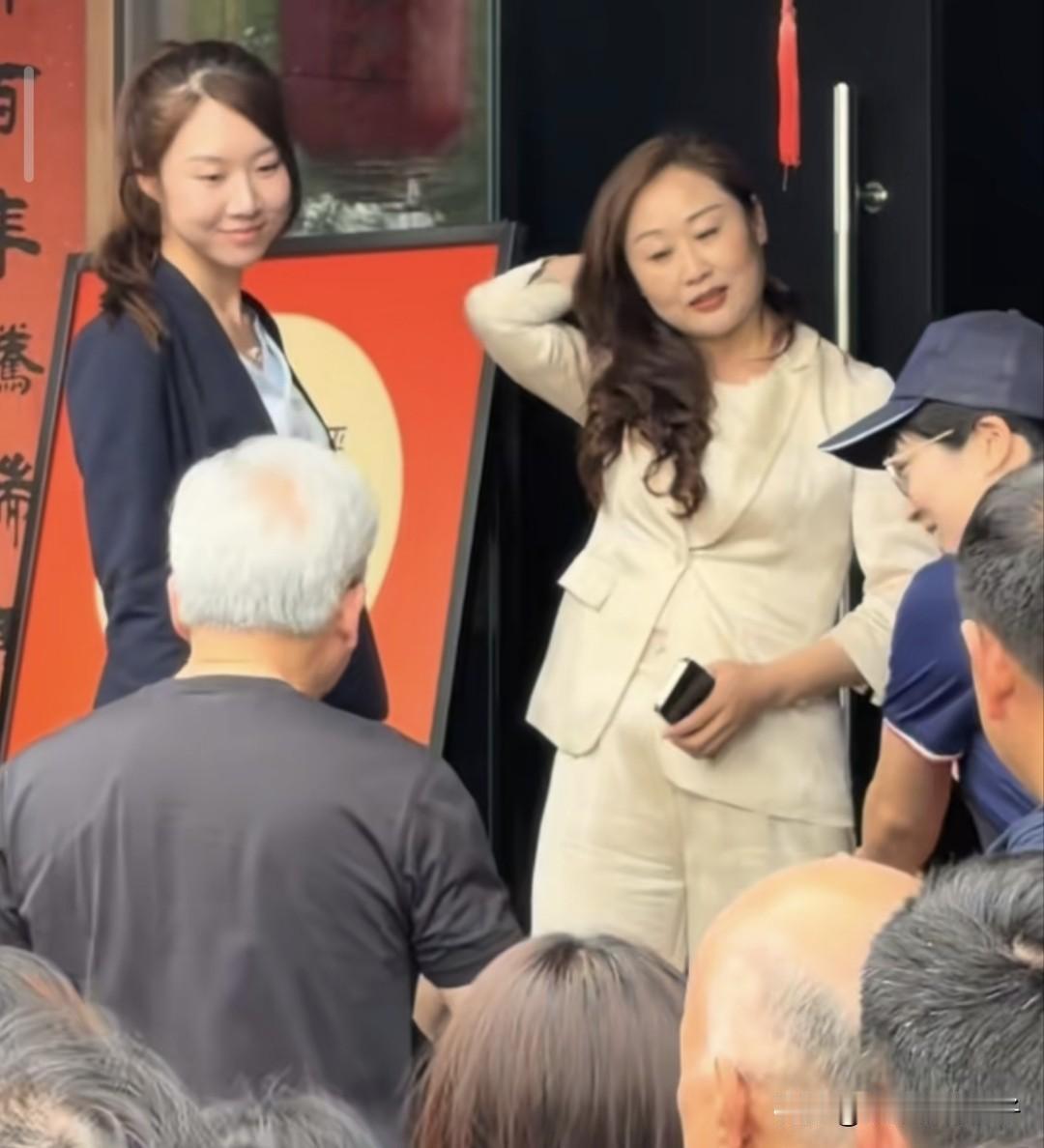 好想知道，全程跟在黄仁勋身旁的这位美女到底是谁？黄仁勋真的喜欢美食，没有坐飞机